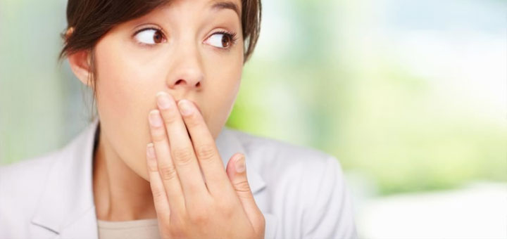 Почему неприятный запах изо рта?